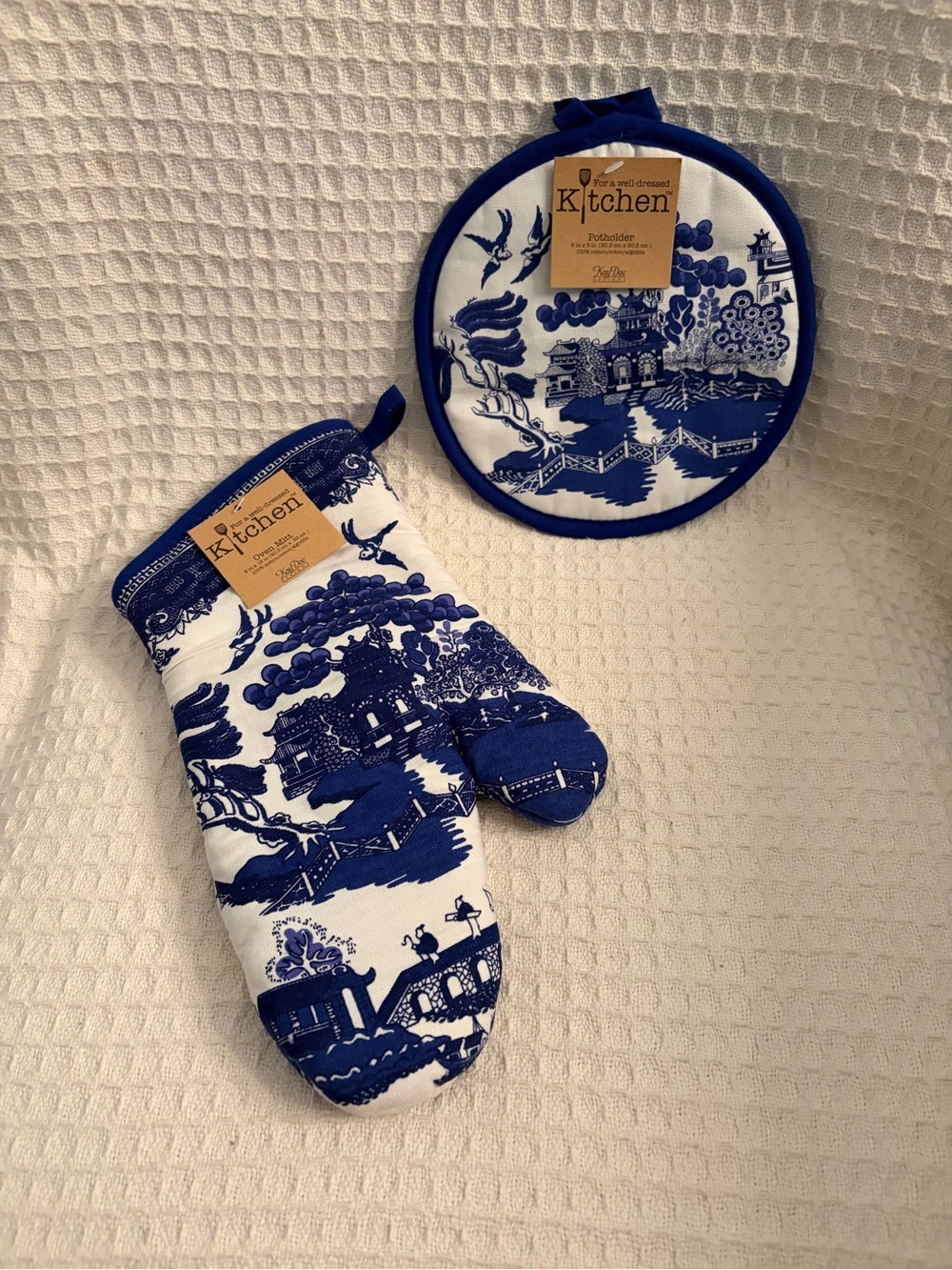 Kay Dee Designs For A Well Dressed Kitchen Blue Willow Pot Holder & Oven Mitt